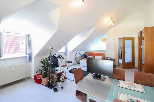 Wohnzimmer(1) - 2 Zimmer Etagenwohnung zum Kaufen in München