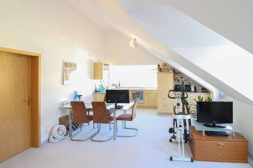 Wohnzimmer - 2 Zimmer Etagenwohnung in München