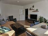 Helles Wohnzimmer mit TV - 2 Zimmer Etagenwohnung in Oldenburg