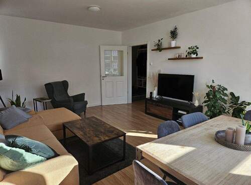 Helles Wohnzimmer mit TV - 2 Zimmer Etagenwohnung in Oldenburg