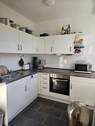 Moderne Küche mit Geräten - Etagenwohnung mit 61,50 m&sup2; in Oldenburg zur Miete