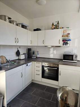 Moderne Küche mit Geräten - Etagenwohnung mit 61,50 m&sup2; in Oldenburg zur Miete