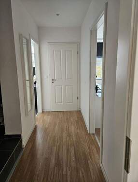 Heller Flur mit Türen - 