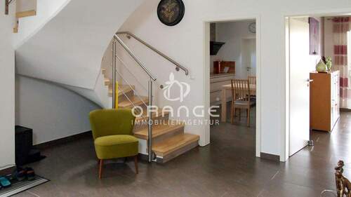 Diele mit Treppe ins Obergeschoß 