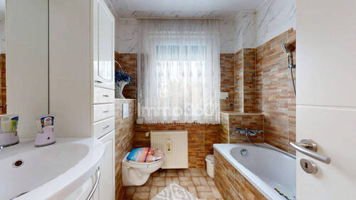 Badezimmer mit Badewanne - 