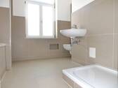 Badezimmer mit Dusche und Fenster.JPG - 