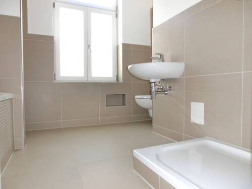 Badezimmer mit Dusche und Fenster.JPG - 