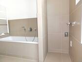 Bad mit Wanne und Waschmaschinenanschluss.JPG - 