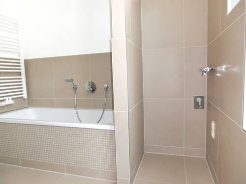 Bad mit Wanne und Waschmaschinenanschluss.JPG - 
