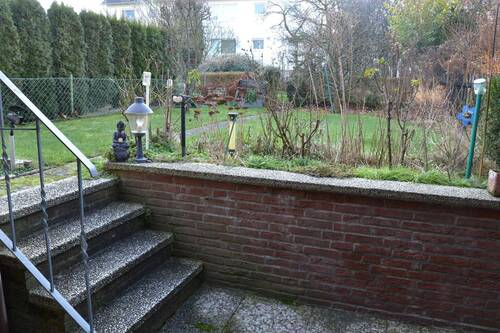 Terrasse mit Treppe zum Garten - 
