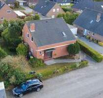 Einfamilienhaus in Aurich - Sanierungsobjekt mit Garage, Terrasse und Balkon