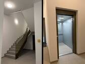 Treppenhaus / Aufzug - 