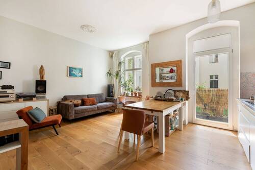 Wohnzimmer - Wohnen am Schillerpark: Charmante 3-Zimmer-Altbauwohnung mit zwei Balkonen