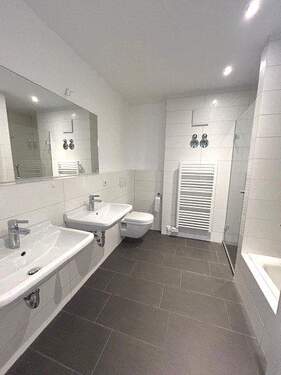 Bad mit Wanne und Suche und WC - 