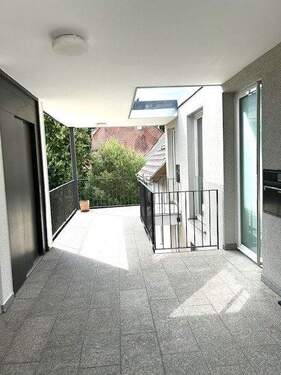 Außenzugang mit Aufzug - 