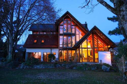 Ansicht bei Dämmerung - 1 Zimmer Einfamilienhaus in Markdorf