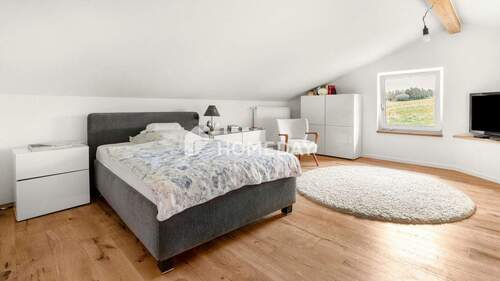 1. OG Schlafzimmer 1 - 