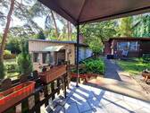 Blick vom Gartsitzplatz zu Kleinhaus und Nebengelass - 