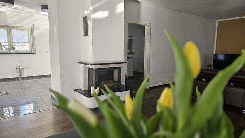 Blick vom Esstisch zum Kamin - 