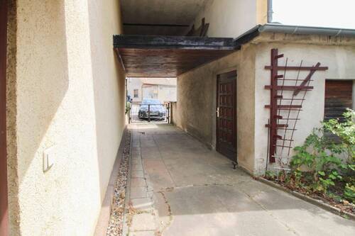 Einfahrt und Zugang Garage - Mehrfamilienhaus, Wohnhaus in Coswig zum Kaufen