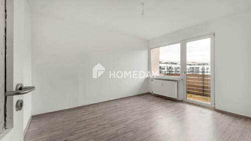 Wohnzimmer 1 - Frisch renovierte 2-Zimmer-Wohnung mit Balkon und Tageslichtbad - sofort bezugsfrei