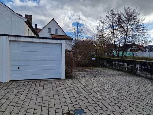 Einzelgarage mit 2 Stellplätzen - 3 Zimmer Etagenwohnung zum Kaufen in Bad Staffelstein