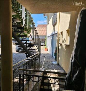 Blick auf Hof und Stellplätze - 