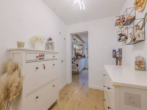 Flur mit Blick in die Küche - 