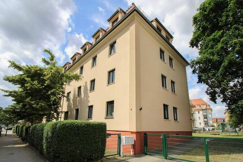 Außenansicht seitlich Straße - 3 Zimmer Etagenwohnung zum Kaufen in Dresden