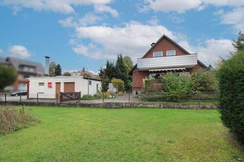 Außenansicht Weg - Wohnen & Vermieten in Hiddenhausen - gepflegtes Wohnhaus mit vermietetem Dorfgrill