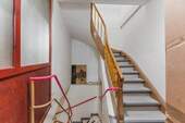 Treppenhaus - 9 Zimmer Mehrfamilienhaus, Wohnhaus zum Kaufen in Leonberg