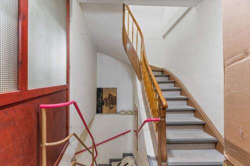Treppenhaus - 9 Zimmer Mehrfamilienhaus, Wohnhaus zum Kaufen in Leonberg