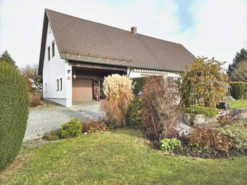 Ansicht S/W - Familienfreundliches Haus mit schönem Garten und Ausbaupotential zu verkaufen