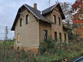 Straßenseite.jpg - Komplett zu sanierendes freistehendes Einfamilienhaus + 5 Garagen + 3 zusätzliche Bauplätze!