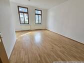 Wohnzimmer Ansicht 1 - Tolle 2 Raum Wohnung mit Balkon im Erdgeschoß