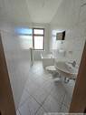 Bad mit Wanne und Fenster - 