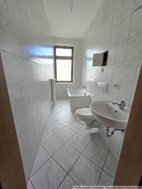 Bad mit Wanne und Fenster - 