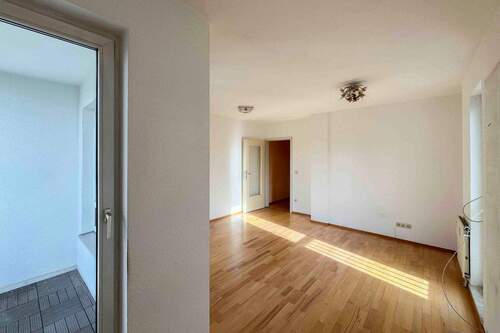 Wohnzimmer - 2 Zimmer Etagenwohnung zum Kaufen in München