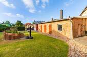 Nebengebäude und Bungalow - 