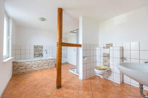 Erdgeschoss - Badezimmer - Mehrfamilienhaus, Wohnhaus mit 229,90 m&sup2; in Sagard zum Kaufen