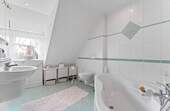 Badezimmer - 9 Zimmer Einfamilienhaus zum Kaufen in Bremen