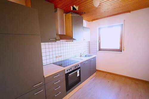 Im Erdgeschoss geht's erstmal in die Küche...os - Mehrfamilienhaus, Wohnhaus mit 130,00 m&sup2; in Gechingen zum Kaufen