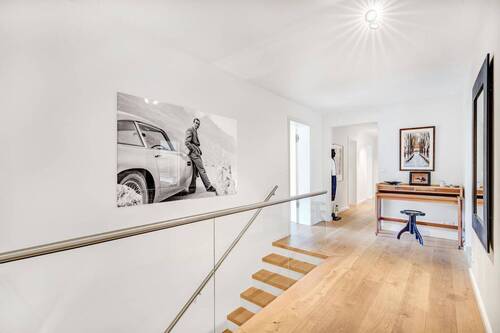 Diele. Stylisches Treppengeländer. - Einfamilienhaus mit 242,00 m&sup2; in Grünwald zum Kaufen