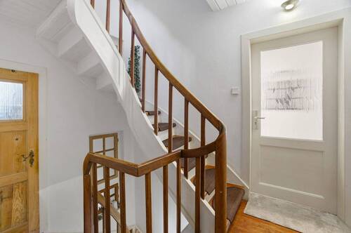 Hausflur - 6 Zimmer Mehrfamilienhaus, Wohnhaus in Solingen