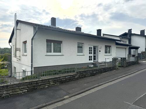 1 - Bad Nauheim: Solides Zweifamilienhaus mit Blick ins Grüne - ideal für Familien & Investoren