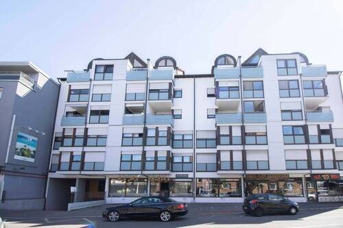 Hausansicht Straße - 2,5-Zi.-Whg. mit TG-Stellplatz und Entwicklungspotenzial mitten in Böblingen