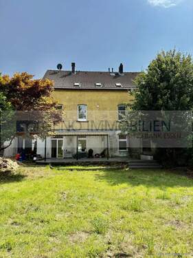 Rückansicht - 9 Zimmer Mehrfamilienhaus, Wohnhaus in Essen / Überruhr-Hinsel
