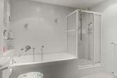 ...mit Dusche und Wanne - 