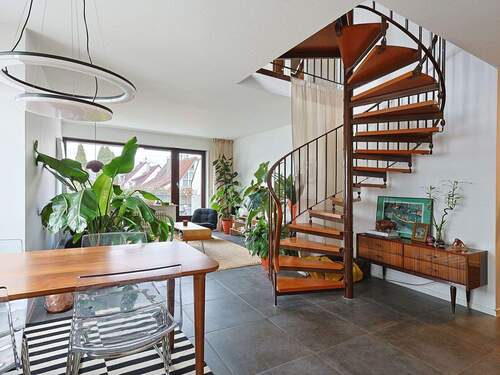 Lichtdurchfluteter Wohn- und Essbereich mit großer Fensterfront - Helle Maisonettewohnung mit offenem Wohnkonzept und großem Balkon