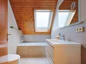 Modernes Tageslichtbad mit Badewanne - 